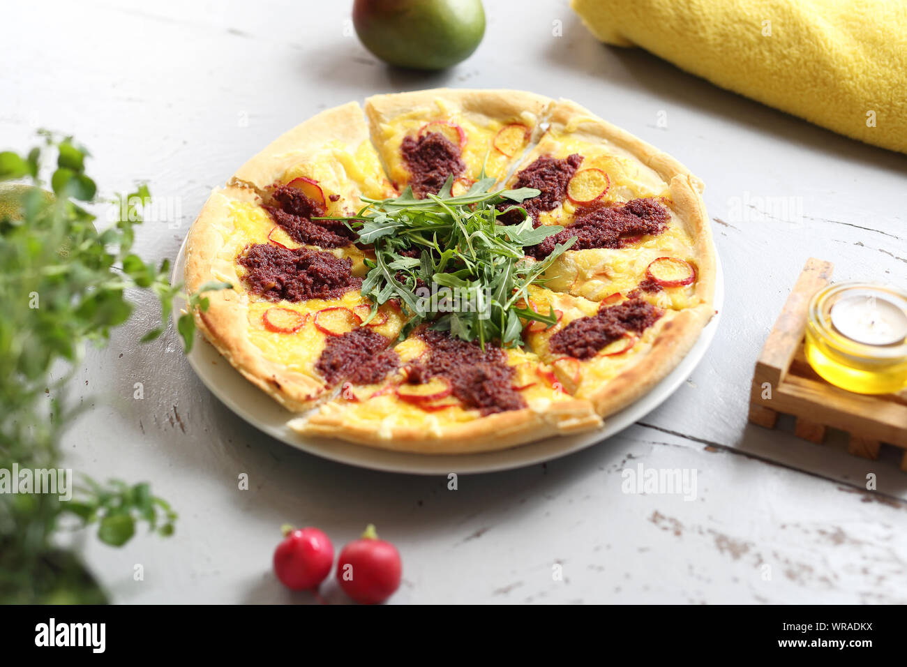 Pizza italienne avec des légumes et de la sauce tomate. Banque D'Images