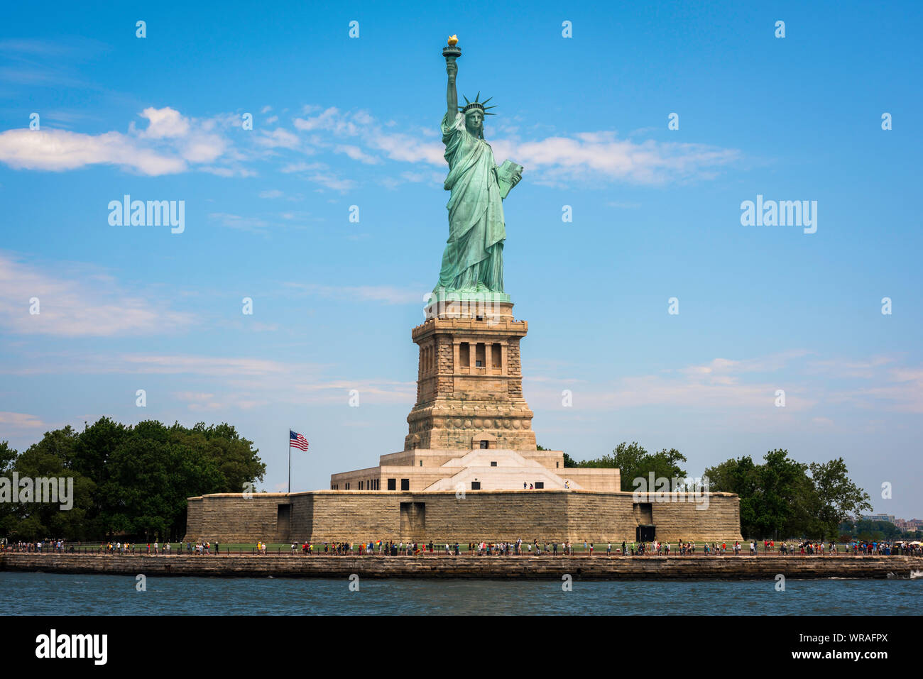 Liberty Island New York, vue en été de Liberty Island avec la Statue de la liberté située au centre, New York City, USA Banque D'Images
