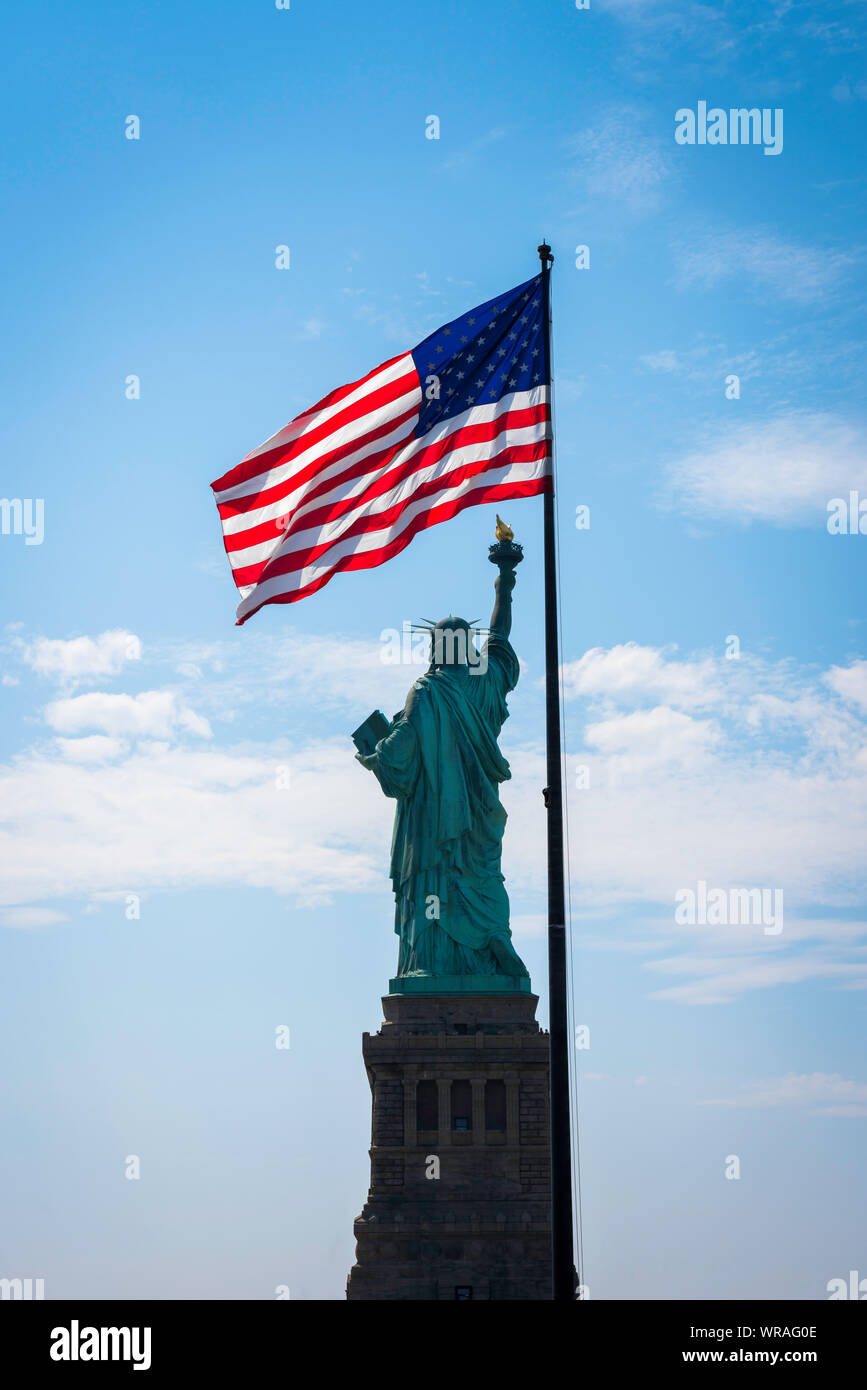 Statue de la liberté USA, vue de l'arrière de la Statue de la liberté et une stars and stripes drapeau, Liberty Island, New York, USA Banque D'Images