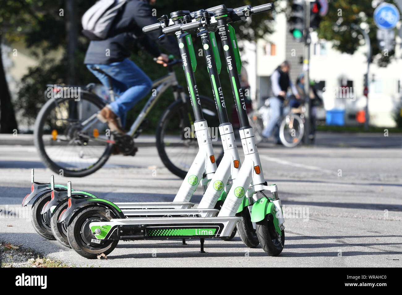 Munich, Allemagne. 10 Sep, 2019. Trois e-scooters sont disposés les uns à côté des autres dans le contexte - les vélos, les cyclistes, les cyclistes. LimeBike, Chaux Bike-nous l'e-scooter de location de voitures. L'E-scooter e-scooter, dans le centre-ville de Munich. Leihroller Mietroller Mietscooter,,, Miettretroller. Utilisation dans le monde entier | Credit : dpa/Alamy Live News Banque D'Images