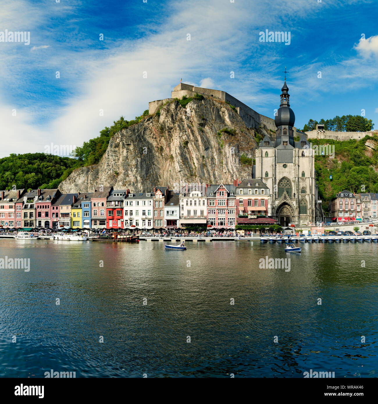 Dinant, Namur / Belgique - 11 août 2019 : format carré voir de vue de la petite ville de Dinant avec Maas (rivière) et de la citadelle et de la cathédrale dans la vieille Banque D'Images