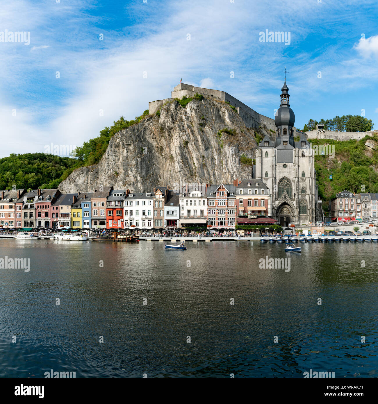 Dinant, Namur / Belgique - 11 août 2019 : format carré voir de vue de la petite ville de Dinant avec Maas (rivière) et de la citadelle et de la cathédrale dans la vieille Banque D'Images