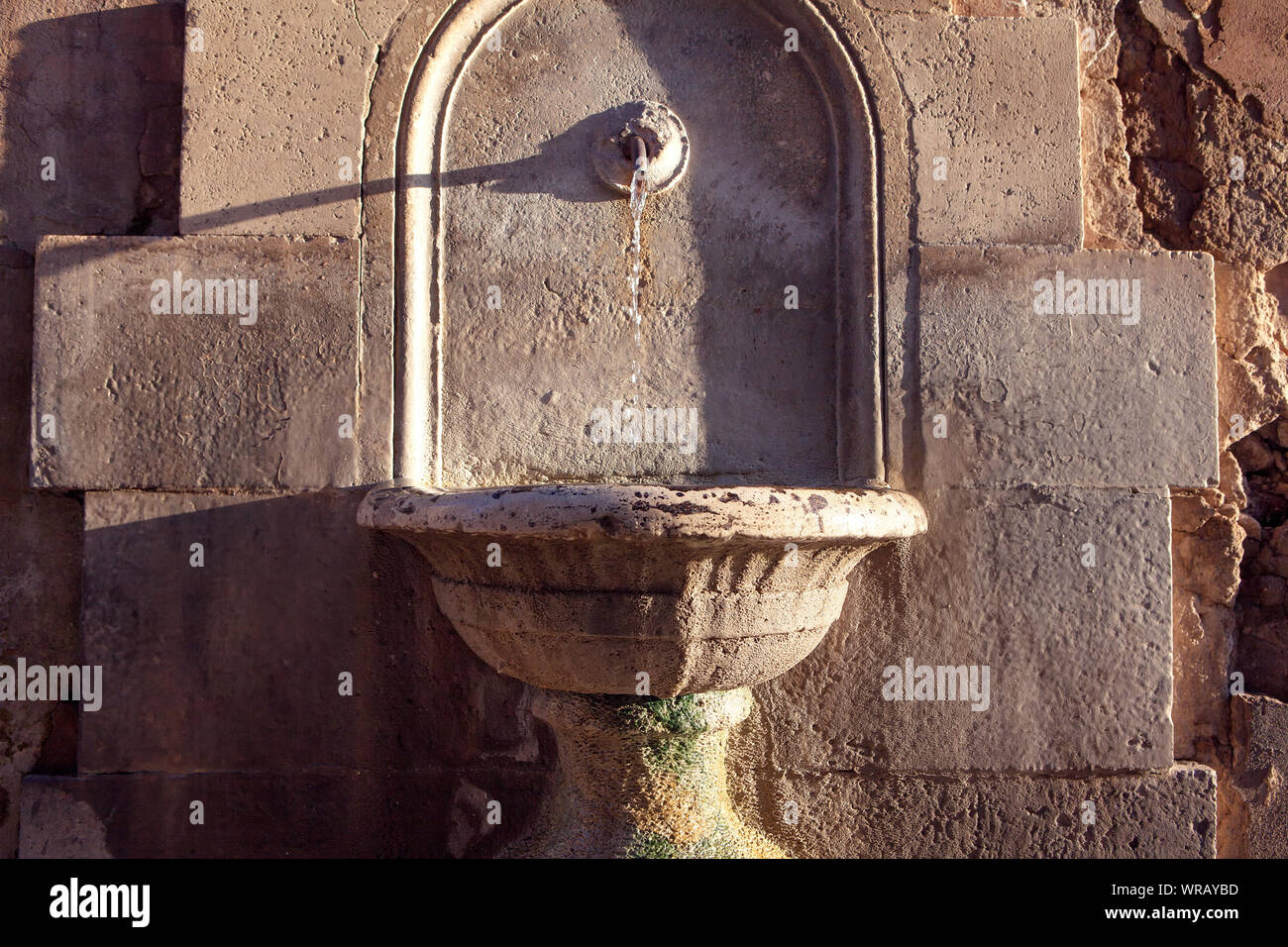 Fontaine ancienne avec de l'eau froide pour boire Banque D'Images