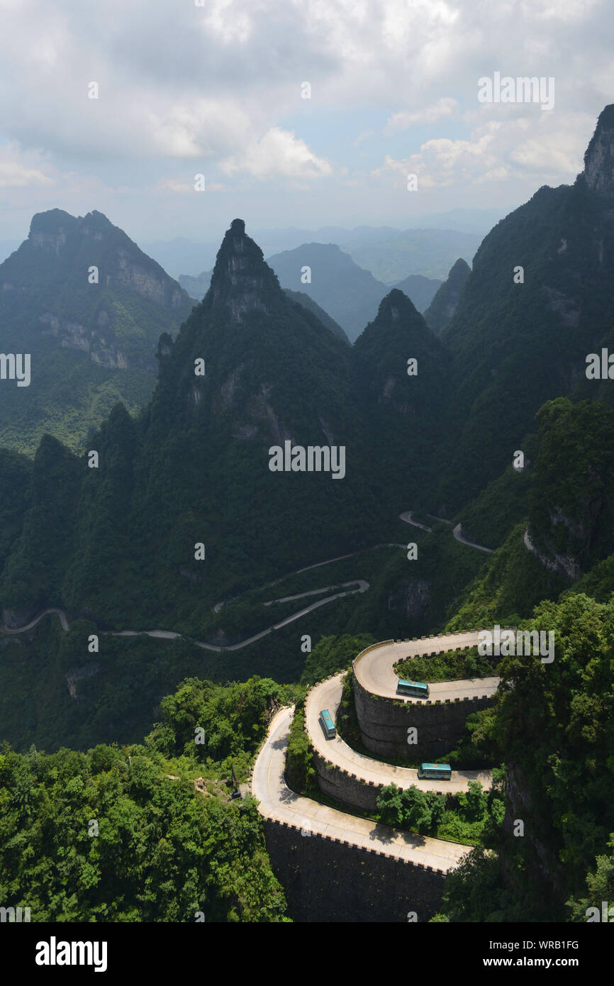 Une vue aérienne de la route de montagne sinueuse Tongtian 'Avenue' à Tianmen Mountain scenic spot dans Zhangjiajie City, province du Hunan en Chine centrale, Jan Banque D'Images