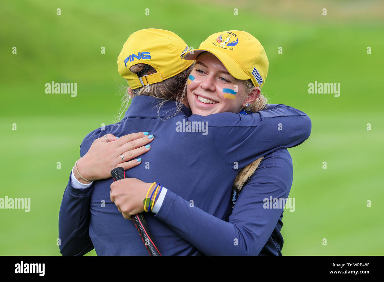 Gleneagles, UK. 10 septembre 2019. Dans la journée du mardi a joué sur les rois Cours à Gleneagles, Perthshire, UK, HANNAH DARLING de Midlothian Ecosse associé ANNABELL FULLER, d'Angleterre, étudie maintenant à Roehampton, USA a joué contre SADIE, Engelmann de Austin, Texas, USA et LUCY LI, de Stanford, Californie, USA avec Darling/ Fuller remportant 4 et 3 après avoir été félicité par l'entraîneur MICKEY WALKER. Image de Hannah Darling et Annabell Fuller à célébrer leur victoire. Credit : Findlay/Alamy News Banque D'Images