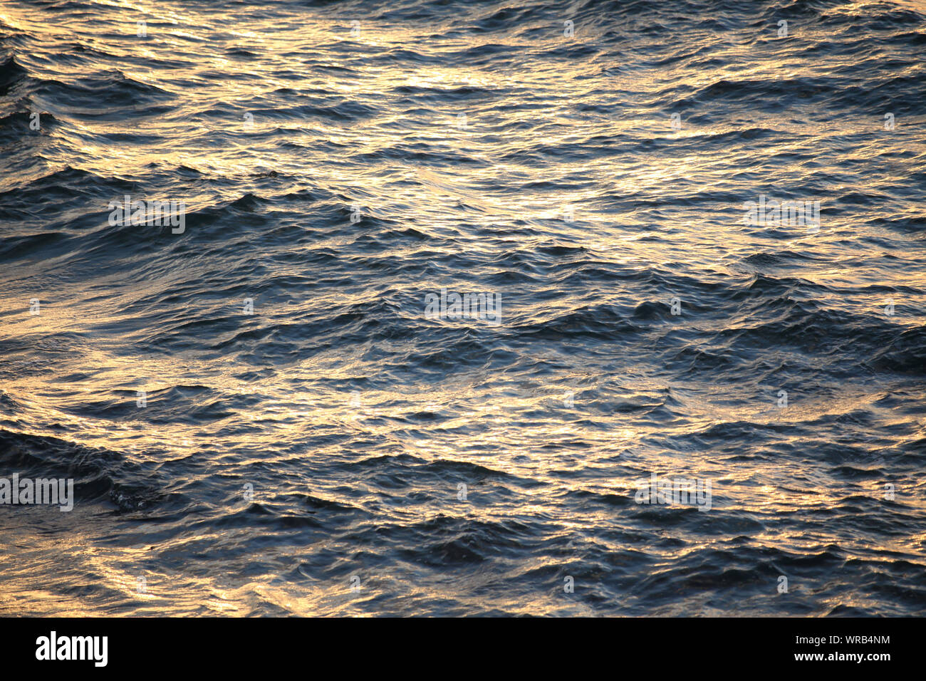 Le silence mer vague au coucher du soleil au Japon Banque D'Images