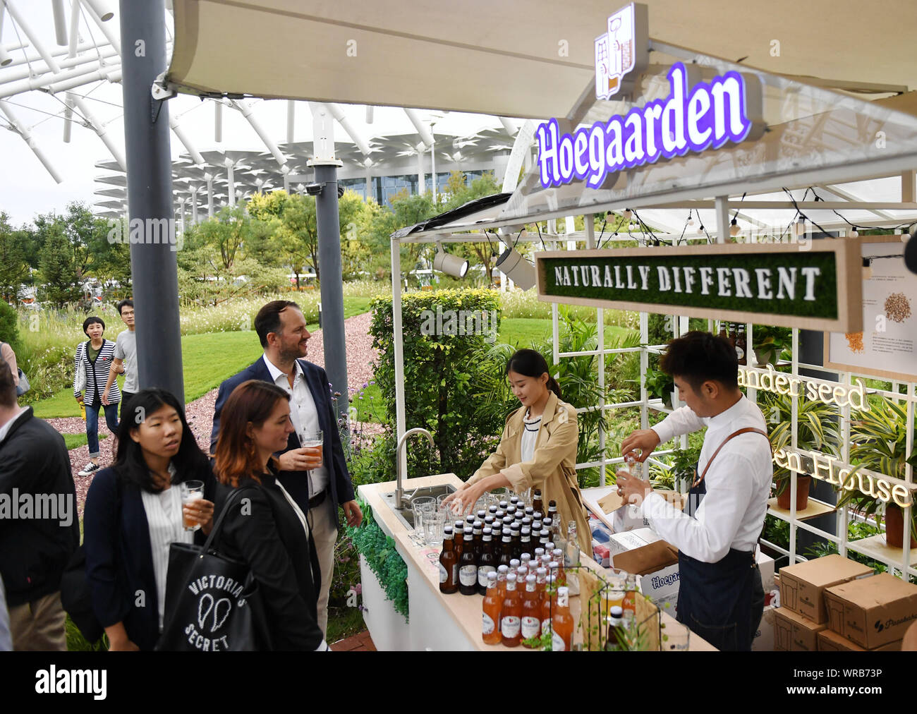 (190910) -- BEIJING, 10 septembre 2019 (Xinhua) -- Les visiteurs le goût de la bière belge à la Belgique jardin à l'Exposition Horticole Internationale de Beijing à Beijing, capitale de Chine, le 10 septembre, 2019. La 'France' journée événement a eu lieu à l'Exposition Horticole Internationale de Beijing mardi. (Xinhua/Zhang Chenlin) Banque D'Images