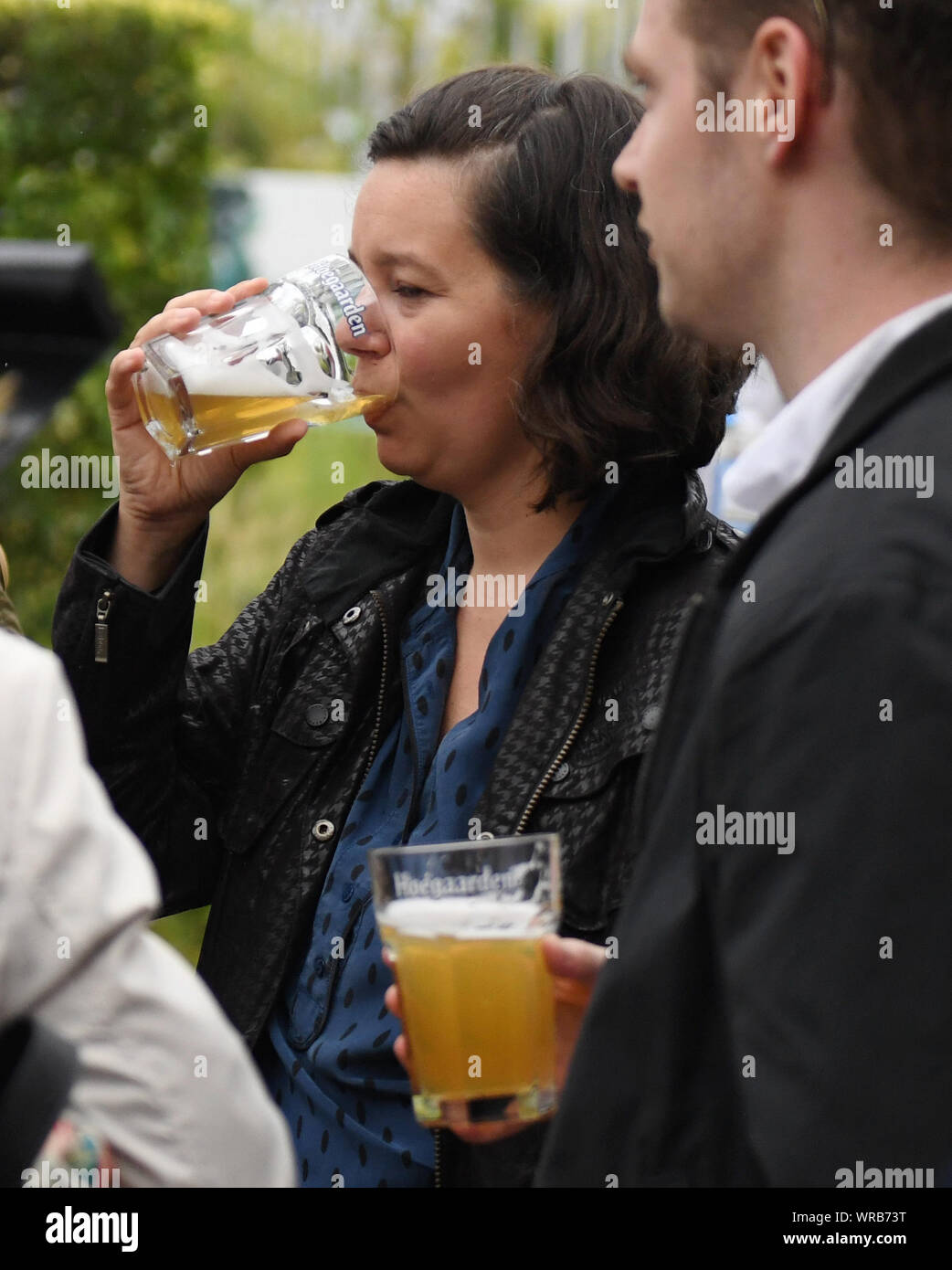 (190910) -- BEIJING, 10 septembre 2019 (Xinhua) -- Un visiteur goûte la bière belge à la Belgique jardin à l'Exposition Horticole Internationale de Beijing à Beijing, capitale de Chine, le 10 septembre, 2019. La 'France' journée événement a eu lieu à l'Exposition Horticole Internationale de Beijing mardi. (Xinhua/Zhang Chenlin) Banque D'Images