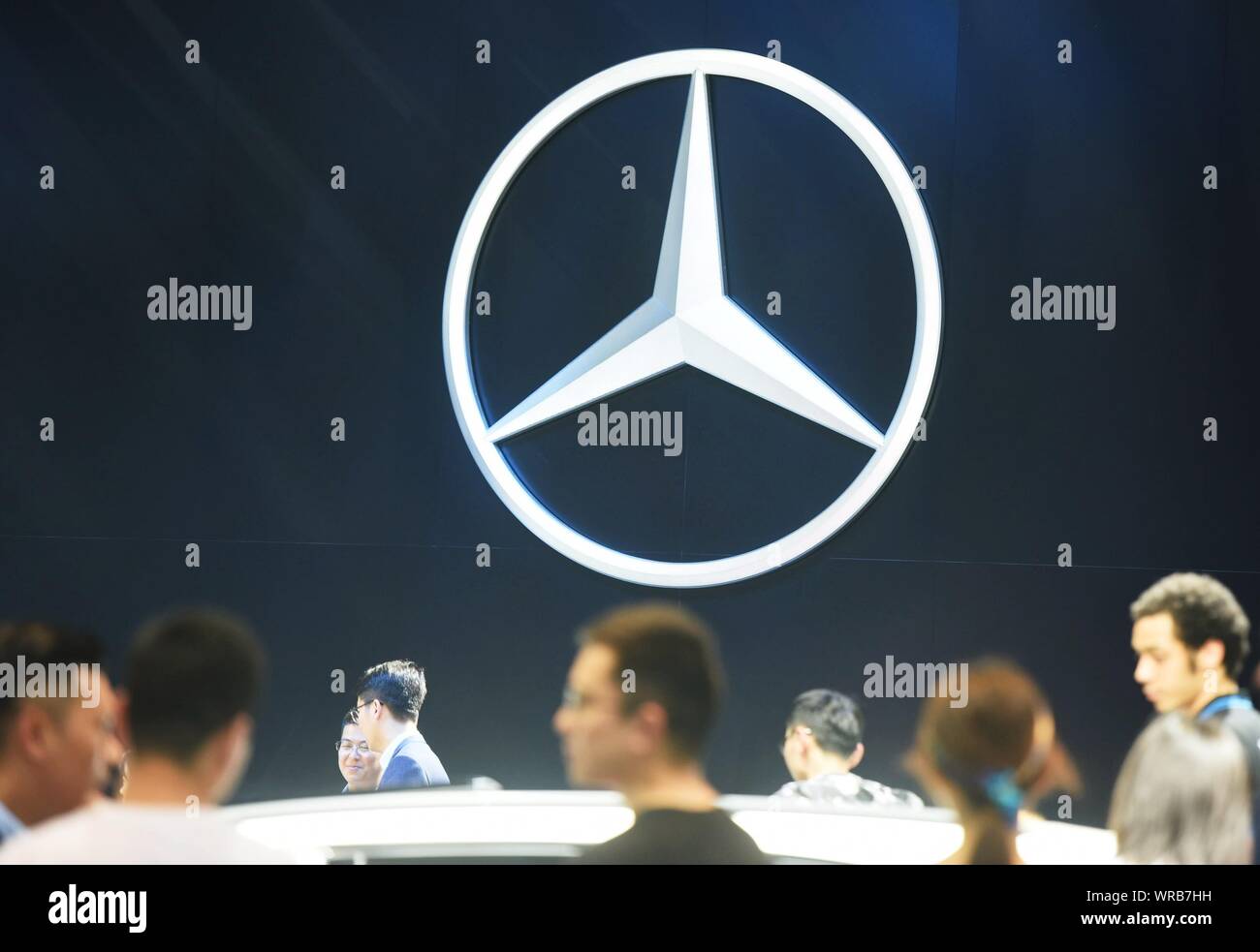****Fichier visiteurs se pressent le stand de Mercedes-Benz lors du 18e Salon International de l'Automobile International de Shanghai, également connu sous le nom de Shanghai Auto 2 Banque D'Images