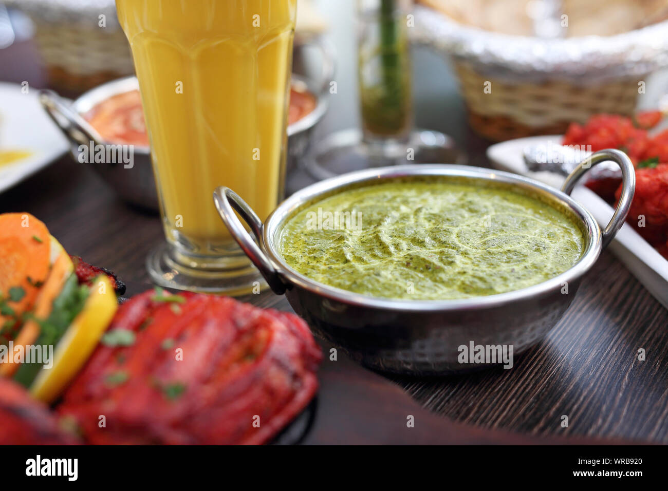 Curry vert. Nourriture indienne. Des plats traditionnels indiens. Banque D'Images