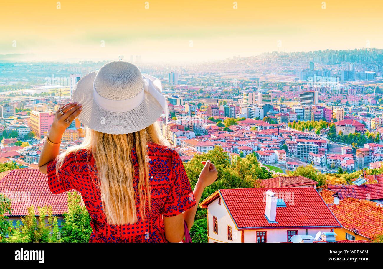 Montre Femme tourisme Ankara paysage avec district d'Ankara, Haci Bayram château dans le coucher du soleil Banque D'Images