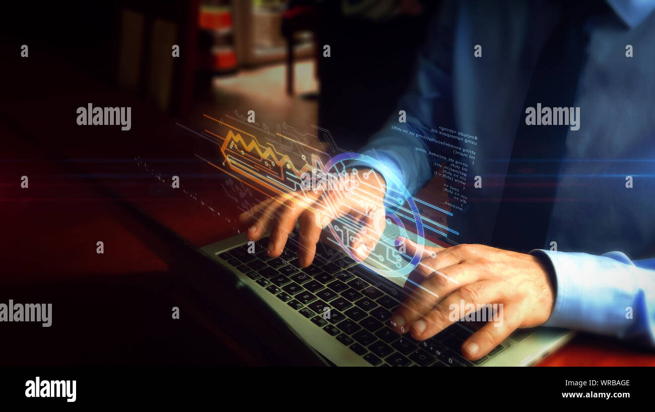 Man typing on laptop avec cyber sécurité avec hologramme symbole de clé sur l'écran du clavier. Concept de sécurité informatique, le cryptage et la protection par mot de passe. Banque D'Images