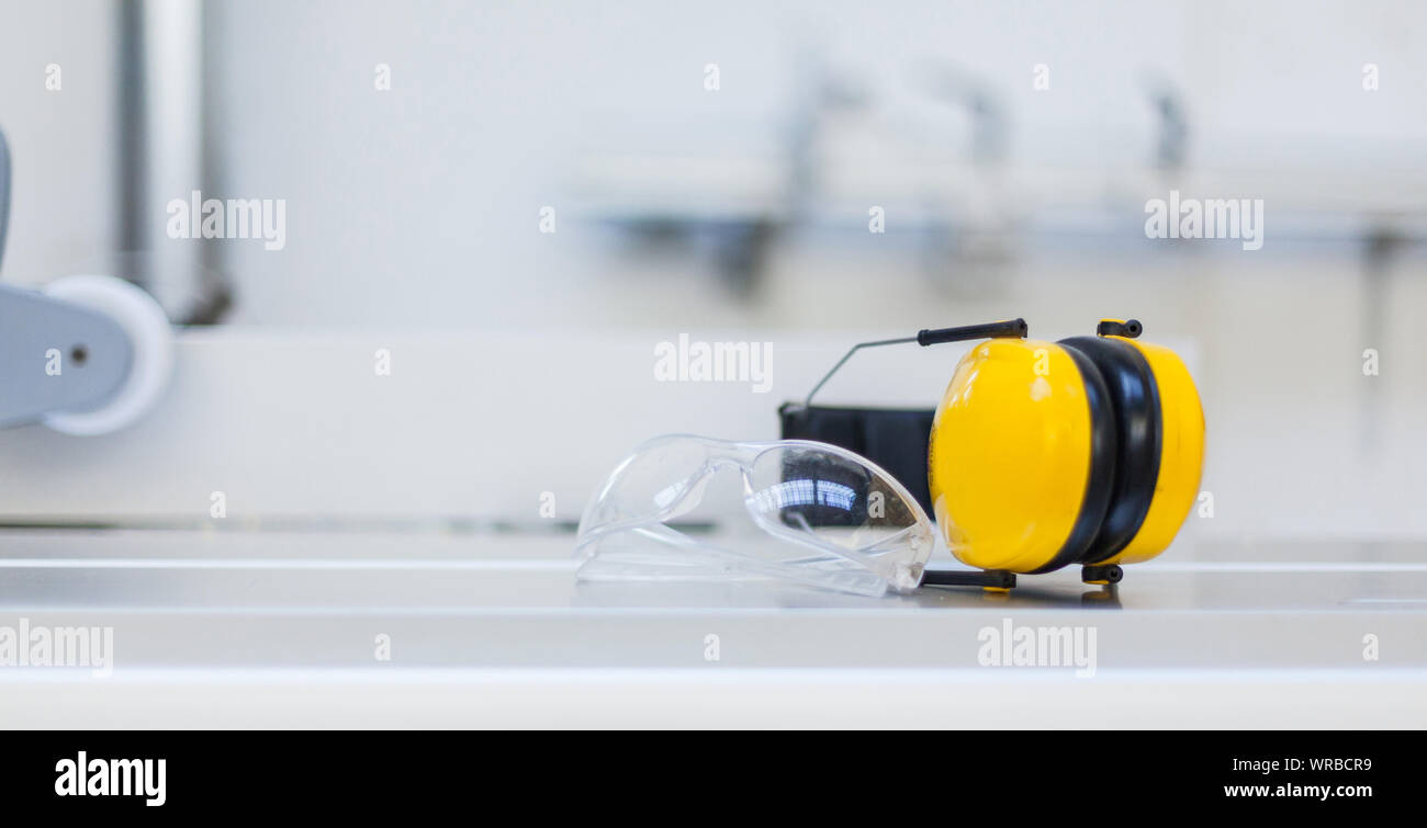Des lunettes de sécurité au travail et de protection de l'ouïe sur scie circulaire à l'atelier, le volume, la protection des yeux Banque D'Images