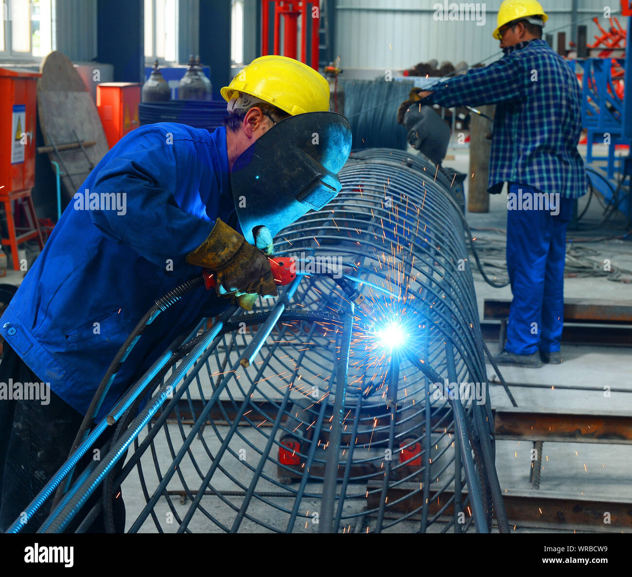 Les travailleurs d'usine chinois souder une cage d'armature en acier d'armature à une usine à Taicang City, Jiangsu Province de Chine orientale, Juillet 24th, 2019. China's dome brut Banque D'Images