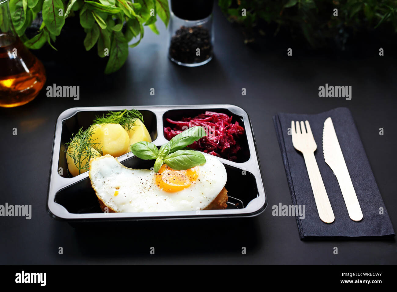 Boîte à lunch, le régime alimentaire de la restauration.œuf frit avec des pommes de terre et betteraves en salade. Banque D'Images