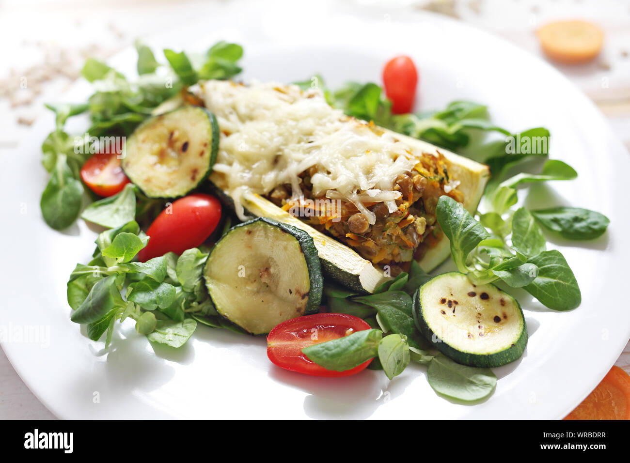 Les courgettes farcies aux lentilles vertes et des légumes. En Casserole. Un régime végétarien sain Banque D'Images