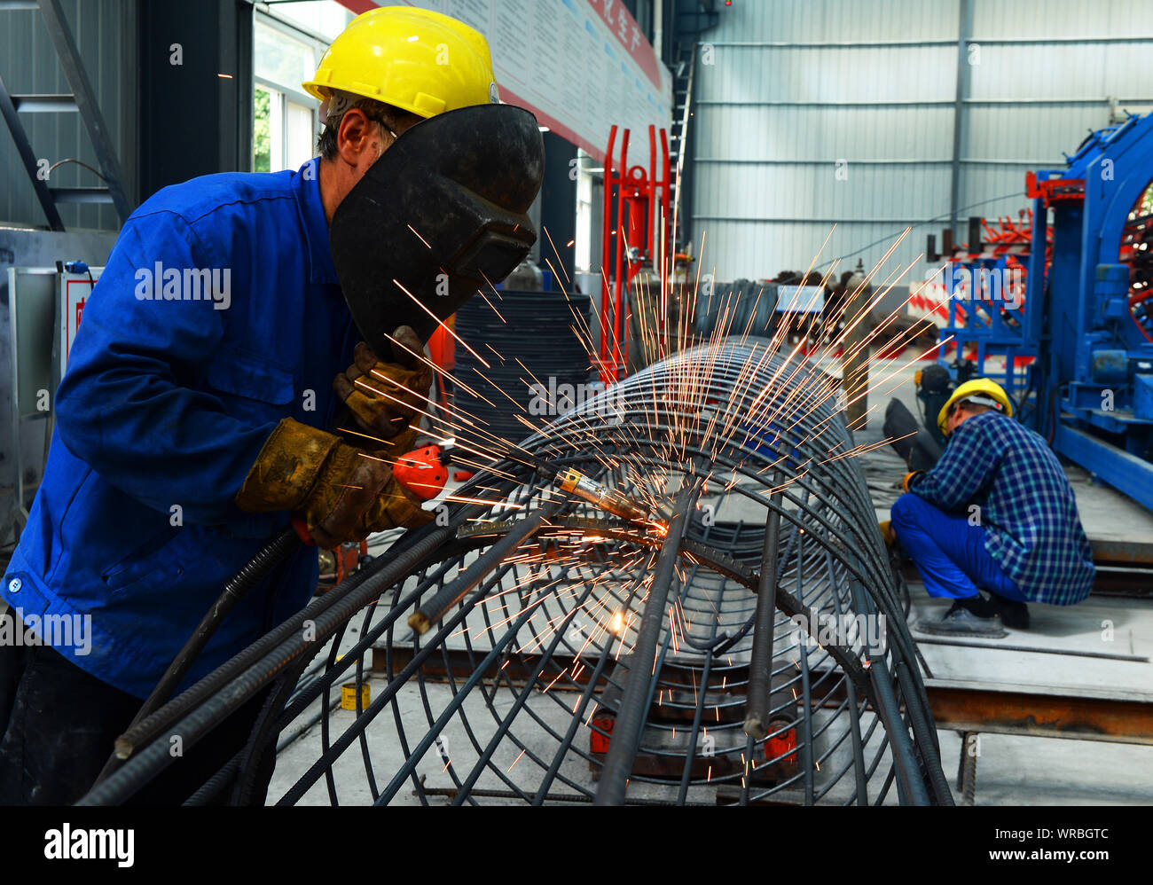 Les travailleurs d'usine chinois souder une cage d'armature en acier d'armature à une usine à Taicang City, Jiangsu Province de Chine orientale, Juillet 24th, 2019. China's dome brut Banque D'Images