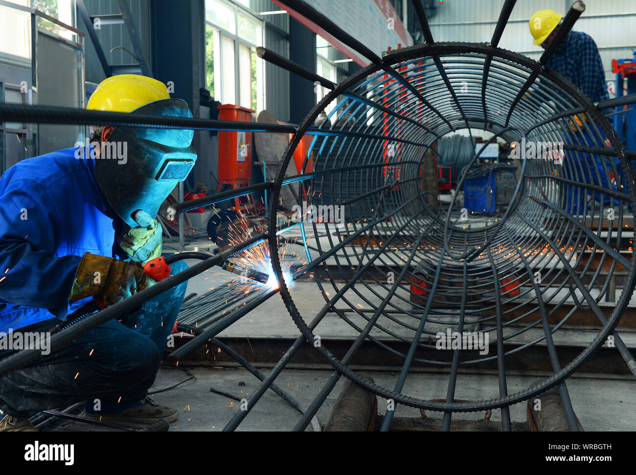 Les travailleurs d'usine chinois souder une cage d'armature en acier d'armature à une usine à Taicang City, Jiangsu Province de Chine orientale, Juillet 24th, 2019. China's dome brut Banque D'Images