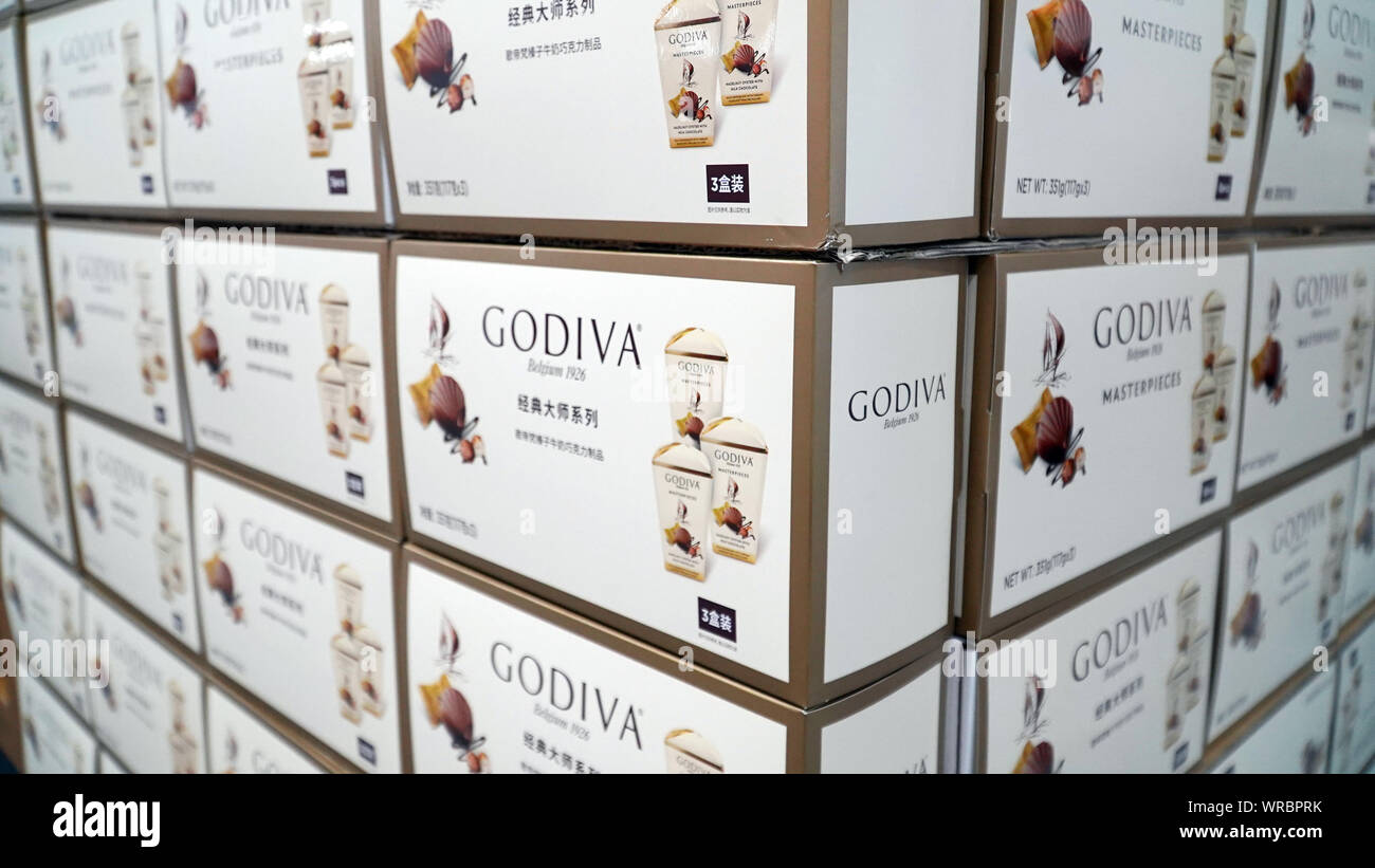 Boîtes de chocolat Godiva sont en vente à la sortie de Costco Wholesale à Shanghai, Chine, le 20 août, 2019. Première sortie de Costco de Shanghai a ouvert ses portes Banque D'Images