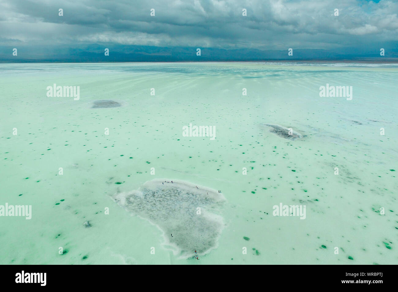 Une vue de Chaka Salt Lake (lac Salé) dans la région de Caka Chaka Ville, comté, Ulan Haixi préfecture autonome tibétaine et mongole, nord-ouest de la Chine Qinghai du Pr Banque D'Images