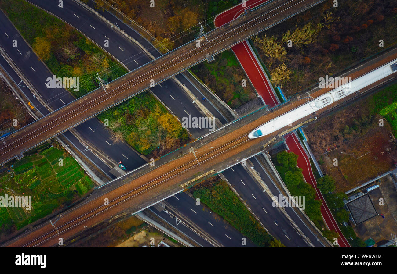 Fichier ****Cette vue aérienne montre un CRH (China railway High-speed) bullet train roulant sur un chemin de fer à grande vitesse à Ningbo City, Zhejiang en Chine de l'Est Banque D'Images