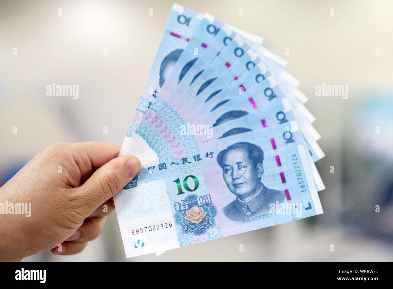 Un résident chinois affiche 10-yuan billets de l'édition 2019 de la cinquième série du renminbi (RMB) à une banque à Changzhou City, East China's Jia Banque D'Images