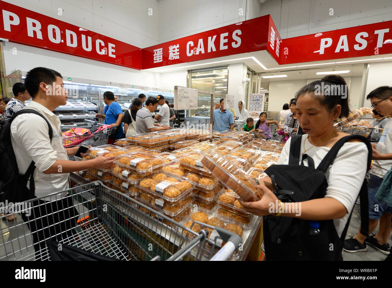 Les acheteurs chinois acheter de gâteaux au magasin Costco à Shanghai, Chine, le 29 août, 2019. La vente au détail aux États-Unis, a annoncé la chaîne Costco géant pour limiter shopper Banque D'Images
