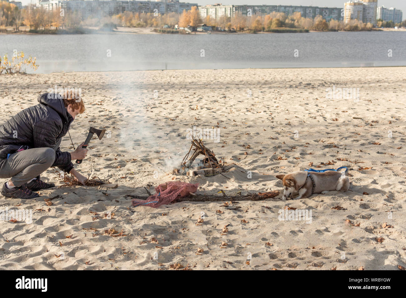 Pique-nique avec joie sur la plage avec un chien. Week-end sur la rivière bay. Banque D'Images