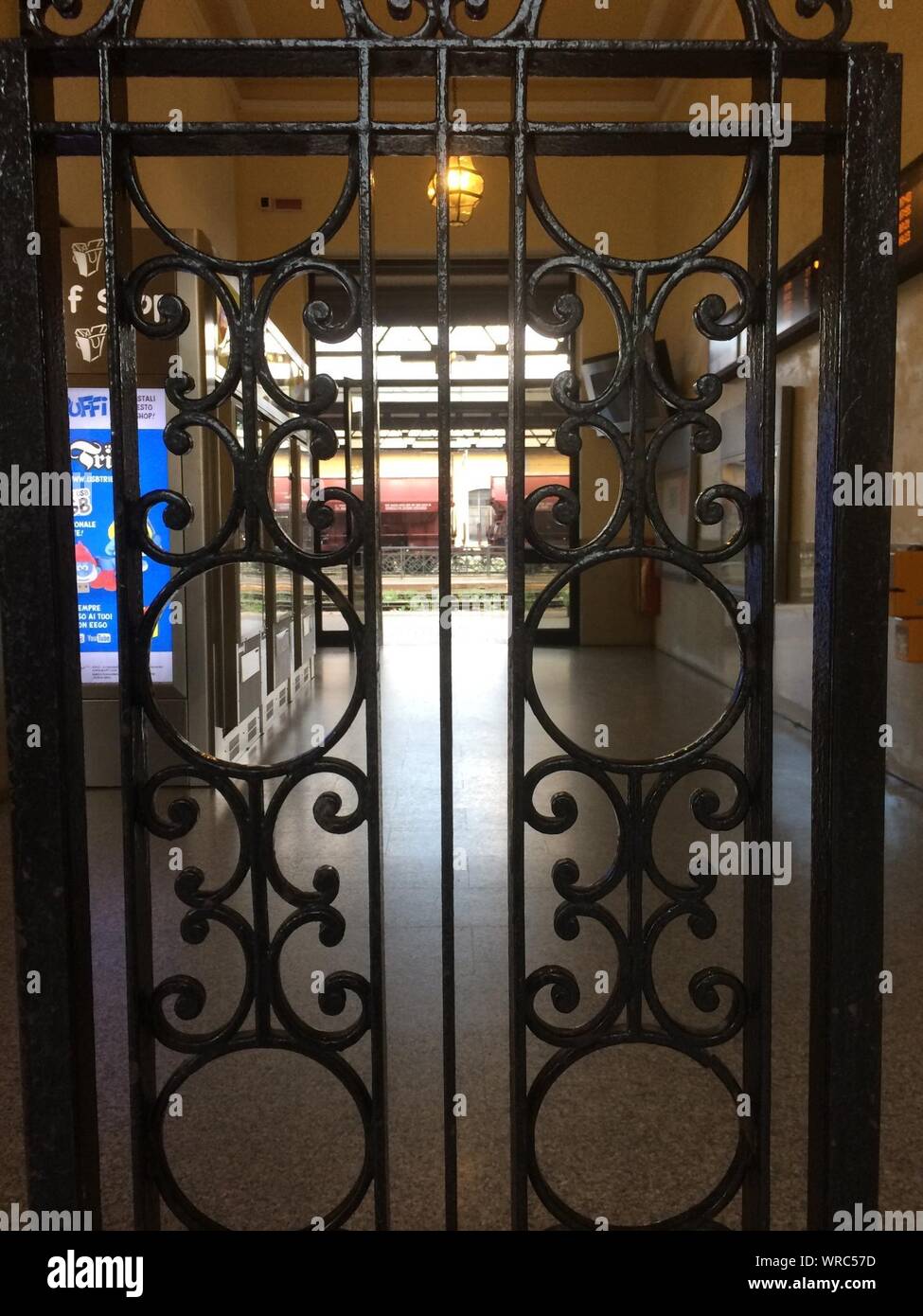L'intérieur de portes en fer forgé Photo Stock - Alamy