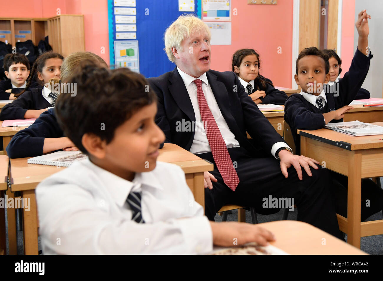 Premier ministre Boris Johnson participe à une année, quatre cours d'histoire au cours d'une visite à l'école primaire de Pimlico dans le sud ouest de Londres, pour rencontrer le personnel et les étudiants et lancer un lecteur de l'éducation qui pourrait voir jusqu'à 30 nouvelles écoles établies. Banque D'Images