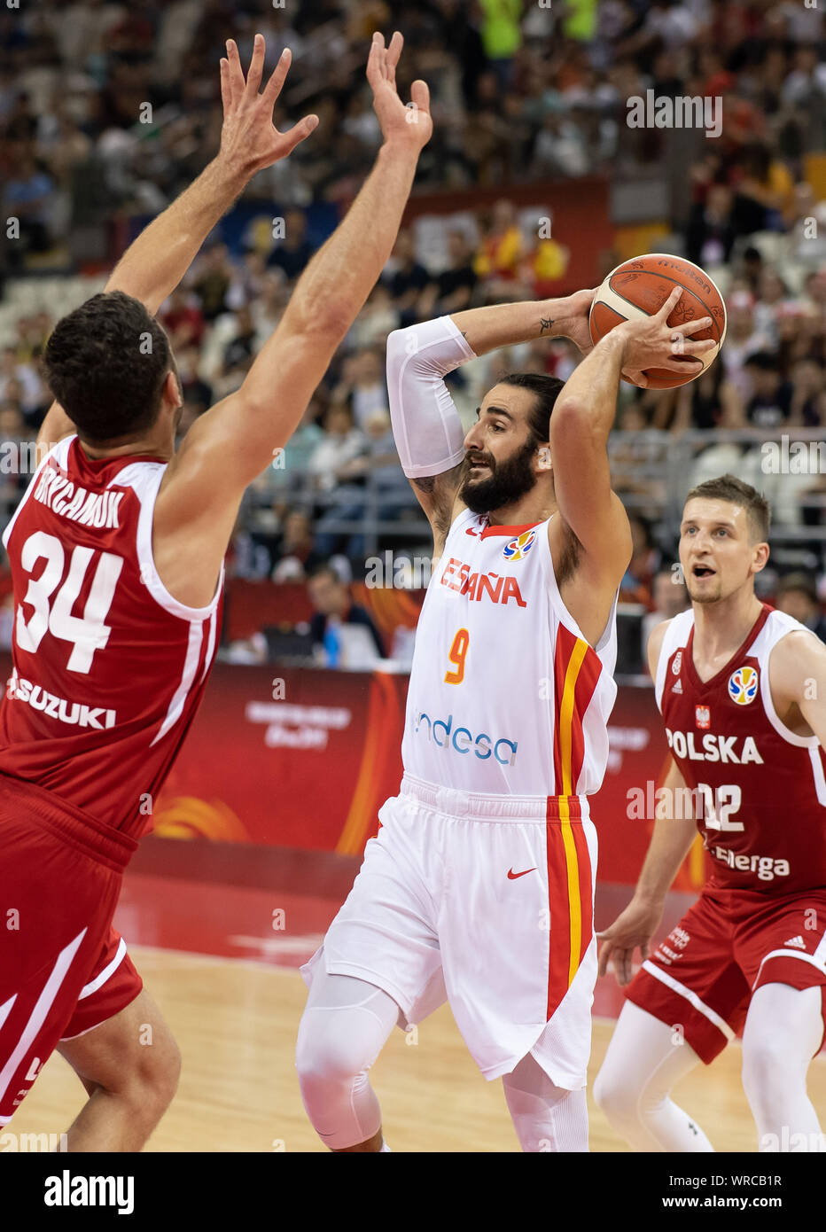 Shanghai, Chine. 10 Sep, 2019. Basket-ball : Coupe du monde, 1/4 de finale, l'Espagne - Pologne at Oriental Sports Center. L'Espagne Ricky Rubio (M) joue contre la Pologne Adam Hrycaniuk (l) et la Pologne Adam Waczynski. Credit : Swen Pförtner/dpa/Alamy Live News Banque D'Images