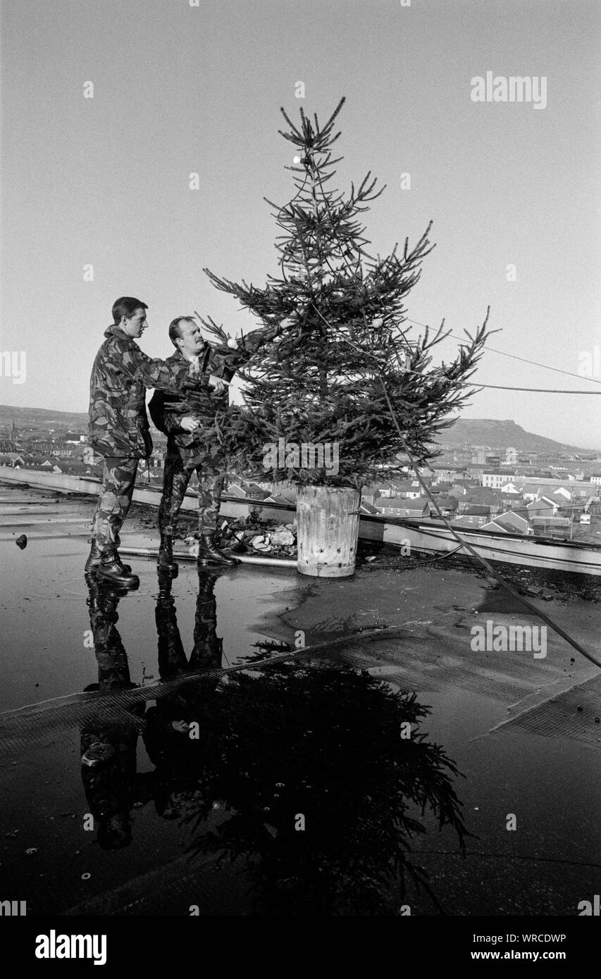 Des soldats du 1er Bataillon, Queen's Own Highlanders Regiment de l'armée, en patrouille dans l'Ouest de Belfast, Irlande du Nord, en décembre 1992. Banque D'Images