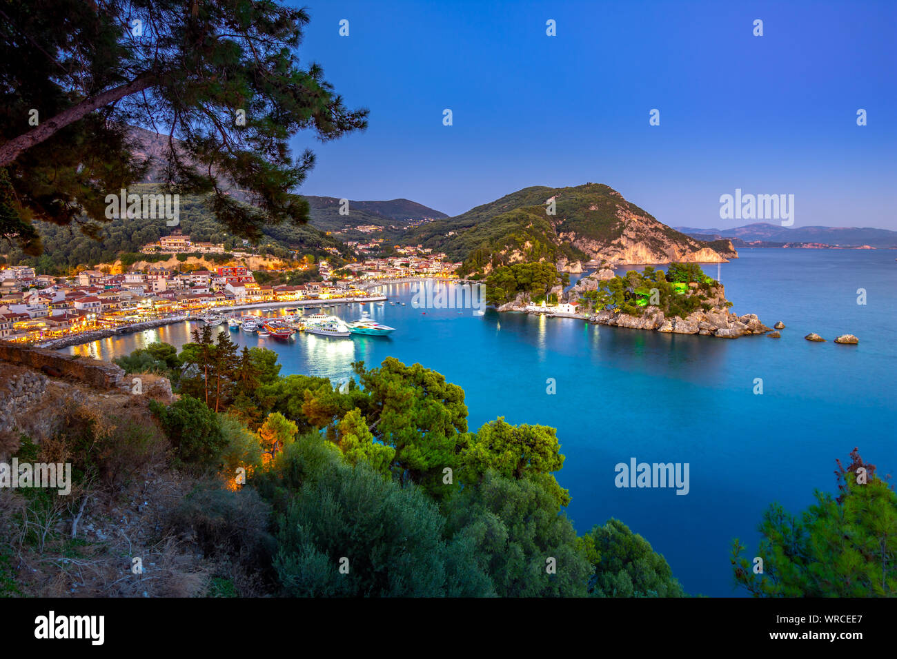 Vue panoramique sur la ville pittoresque de Parga, Grèce Banque D'Images