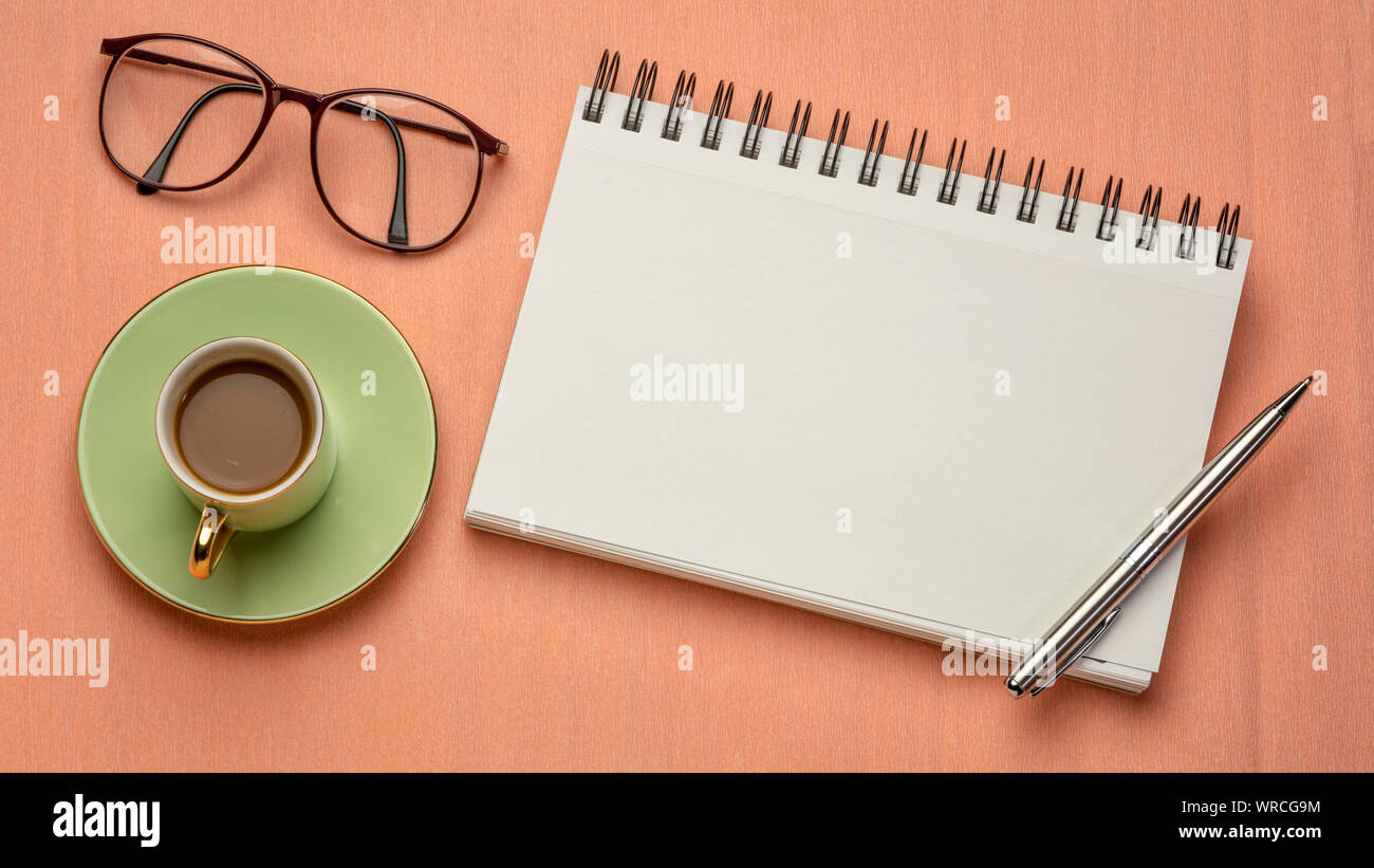 Mise à plat de l'espace vide avec carnet à spirales, stylo café et lunettes de lecture, long format bannière Banque D'Images