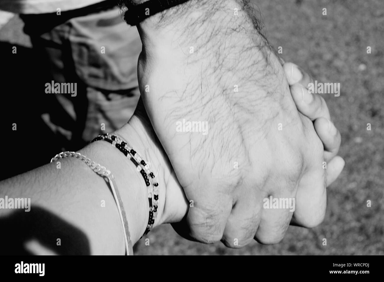 Couple holding hands black and white Banque de photographies et d