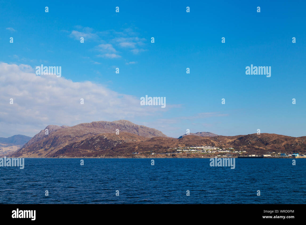 La ville portuaire de Mallaig dans les Highlands d'Écosse d'un ferry en direction de rhum. Banque D'Images