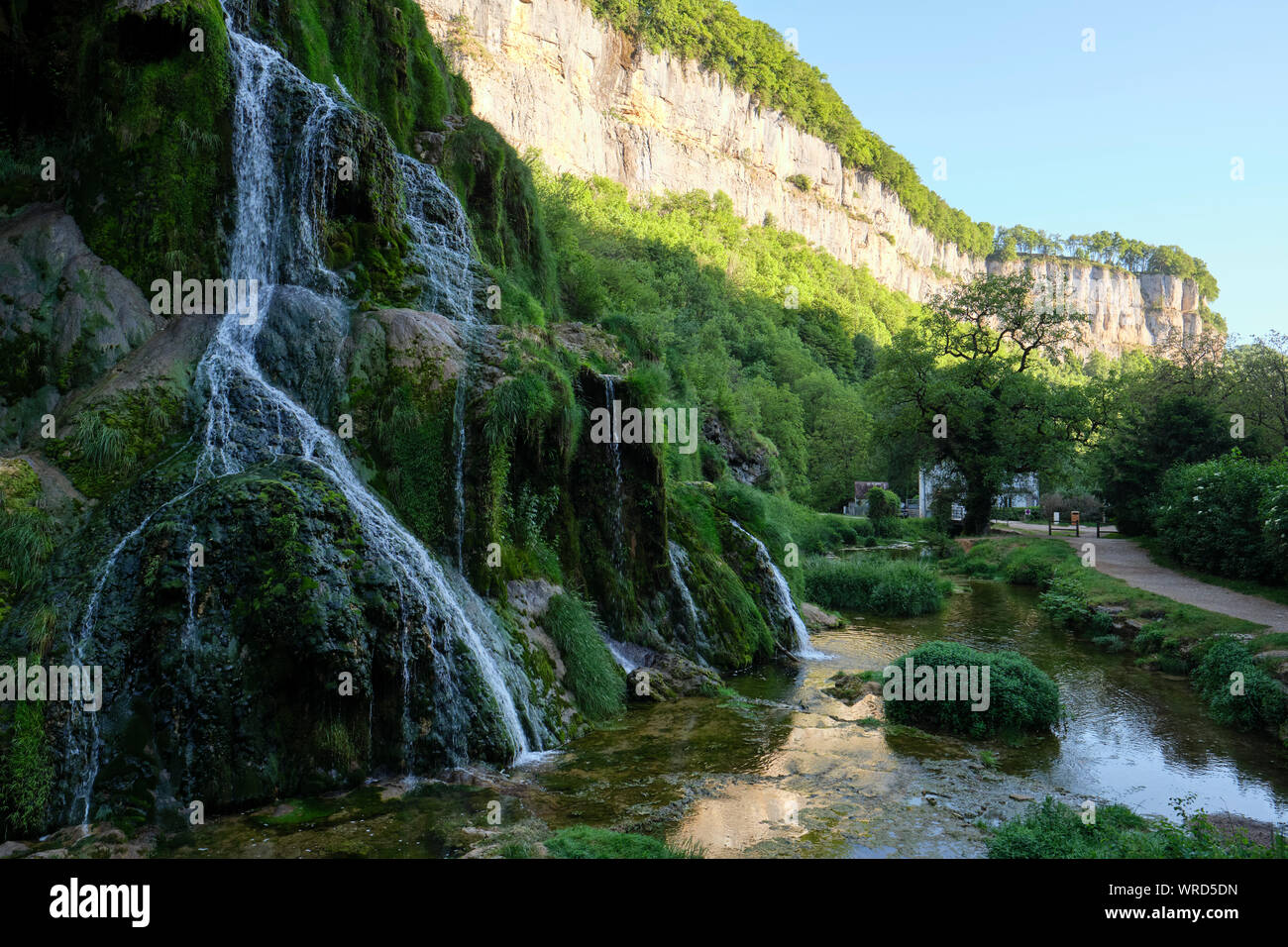 Cascade des tufs ou Cascade cascade de Baume les Messieurs et falaises de calcaire karstique de la Rechasse river valley Franche Comte / Jura, France. Banque D'Images