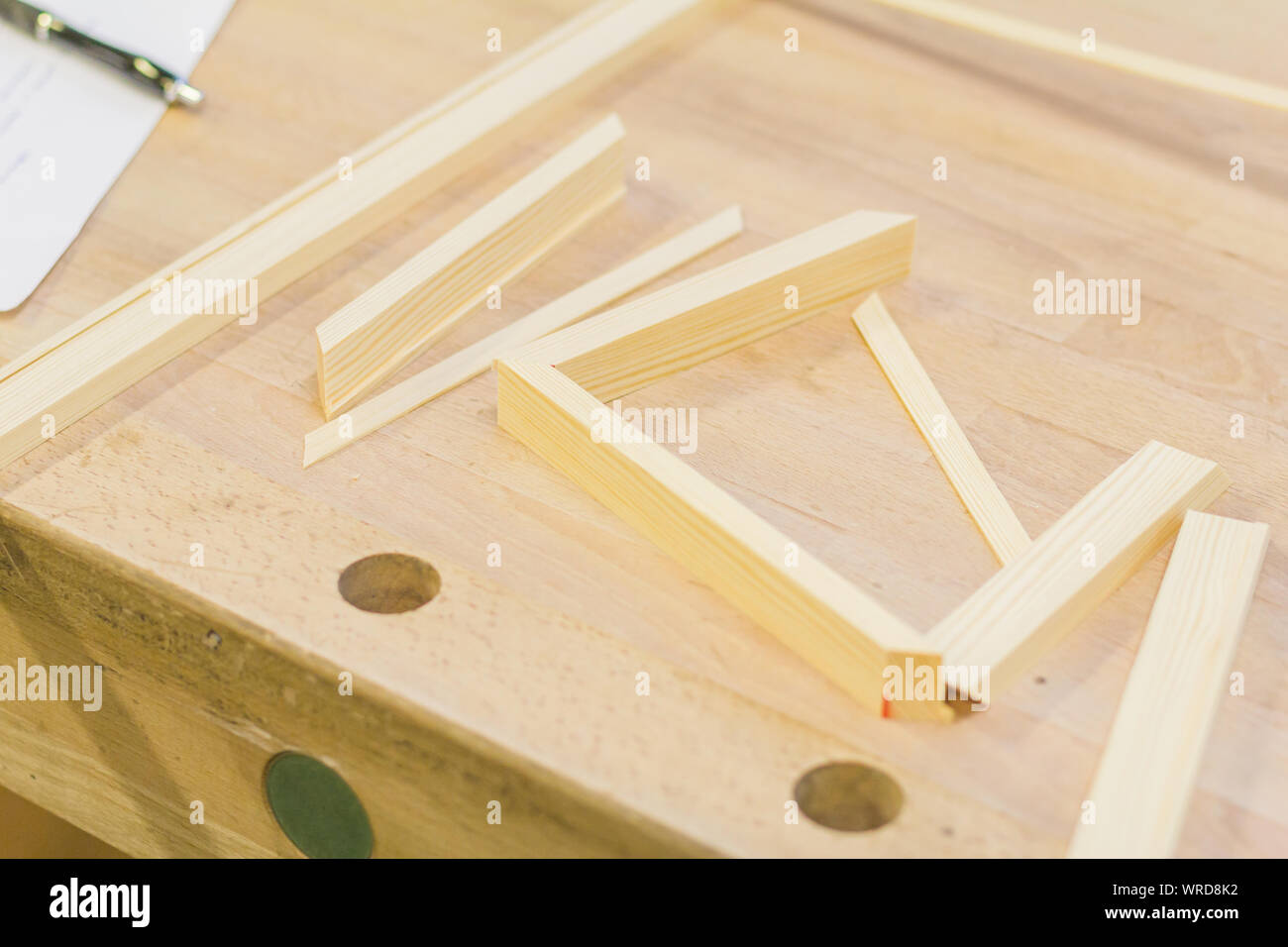 Table de travail avec des cadres de tableau à onglets châssis en menuiserie construction bois pin pin Banque D'Images