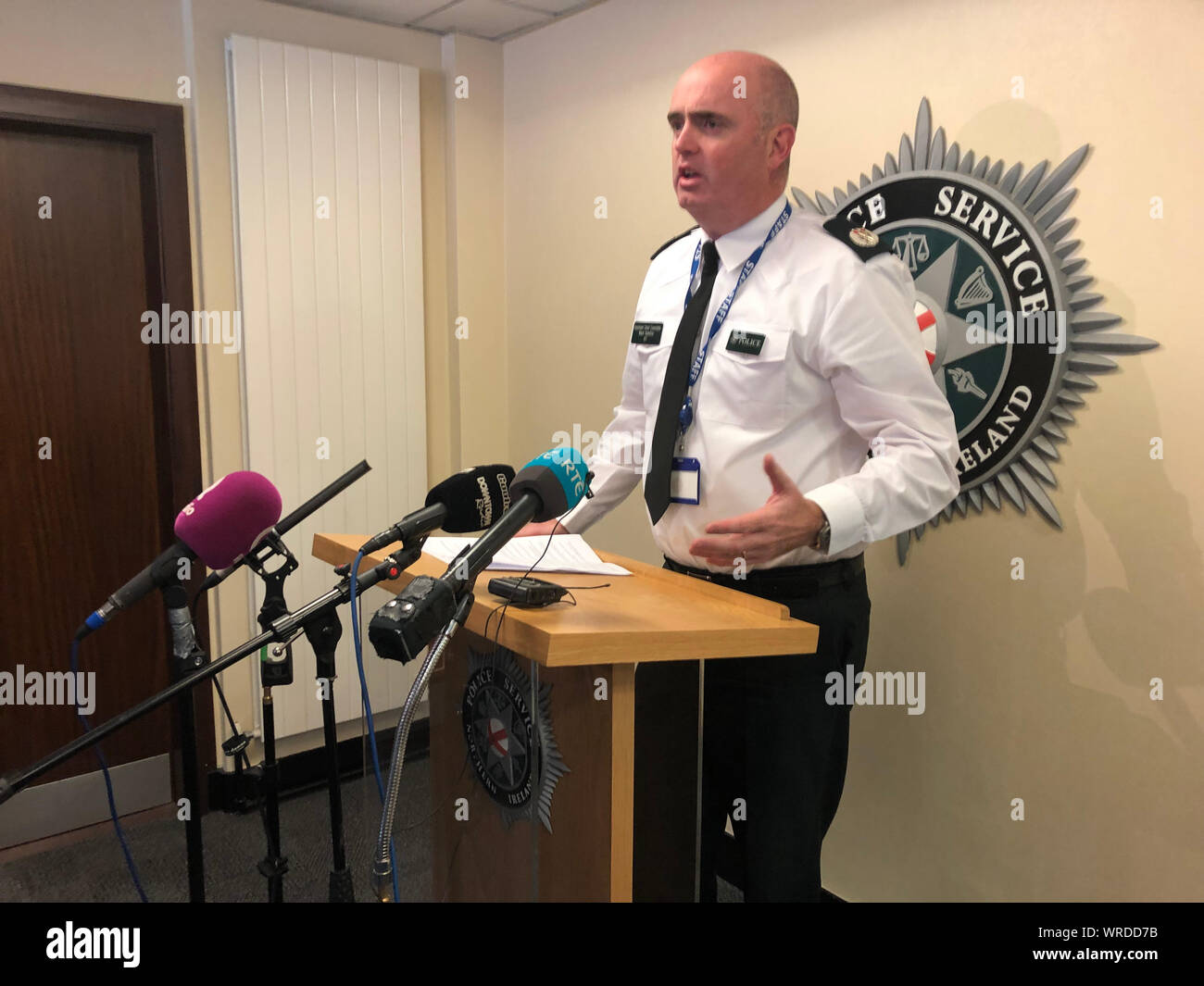 Le chef de police adjoint Mark Hamilton du Service de police de l'Irlande des réunions de presse concernant la découverte d'un obus de mortier dans la ville frontière Strabane Tyrone en coopération. L'appareil a été retrouvé par un passant et a été attribuée à un groupe républicain dissident de l'IRA la nouvelle. Banque D'Images