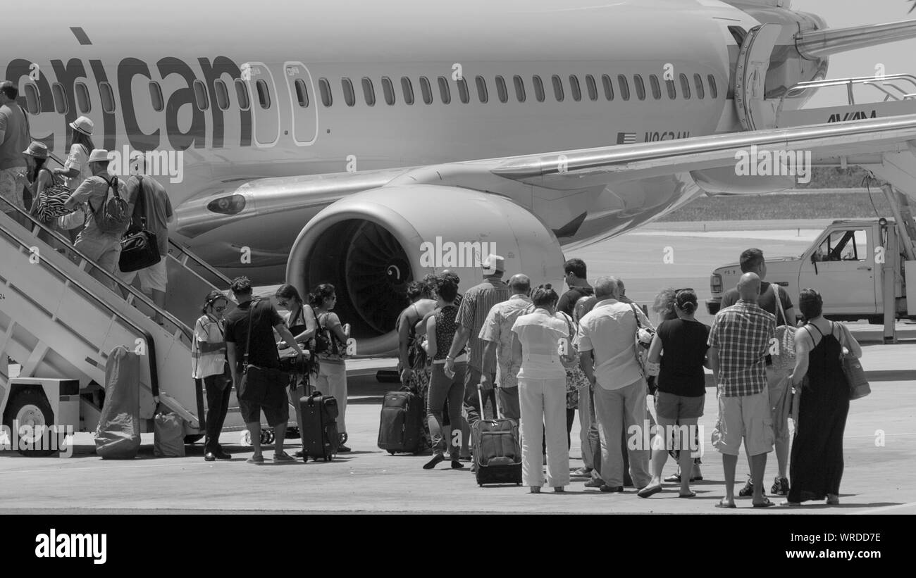 Punta Cana, province de la Altagracia, République dominicaine - 07 juillet 2013 : passagers attendant sur le tarmac à bord d'un avion. Banque D'Images