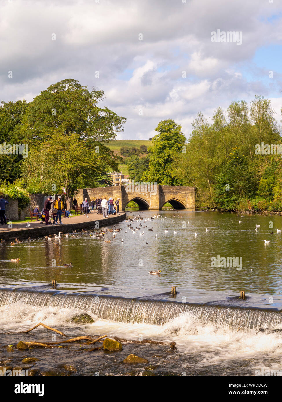 Weir et Bakewell, pont en arc d'un pont de pierre sur la rivière Wye de Bakewell, Derbyshire Dales district de Derbyshire, Royaume-Uni. Banque D'Images