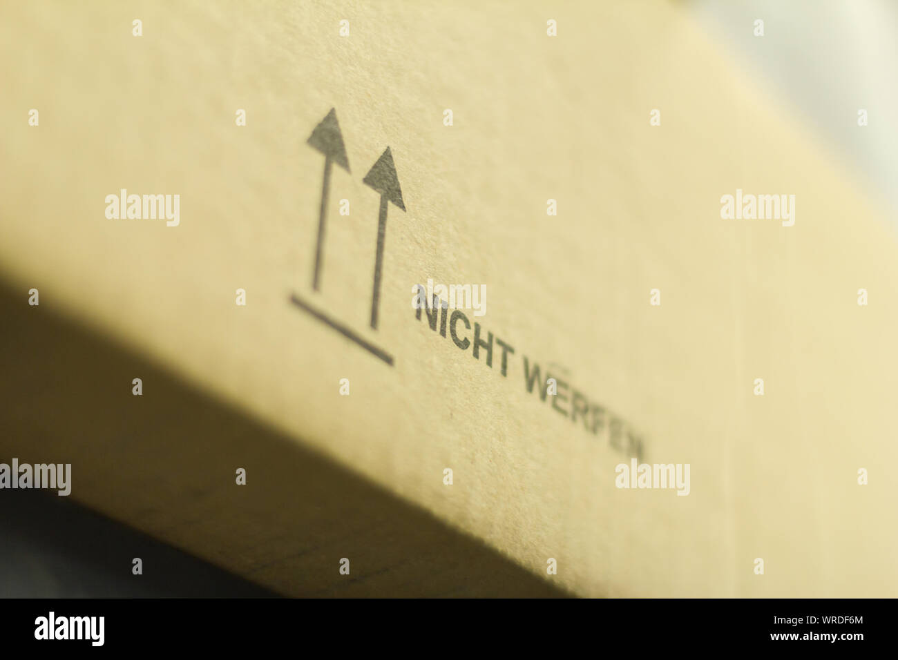 Boîte en carton avec un avertissement "Ne pas jeter la boîte de carton Carton Carton' Banque D'Images