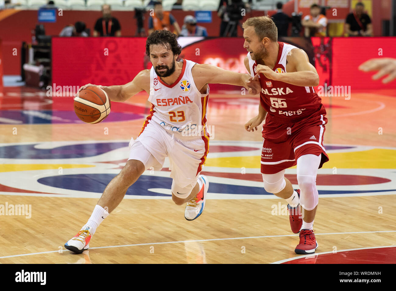 Shanghai, Chine. 10 Sep, 2019. Basket-ball : Coupe du monde, 1/4 de finale, l'Espagne - Pologne at Oriental Sports Center. L'Espagne Sergio Llull (l) joue contre la Pologne Lukasz Koszarek. Credit : Swen Pförtner/dpa/Alamy Live News Banque D'Images