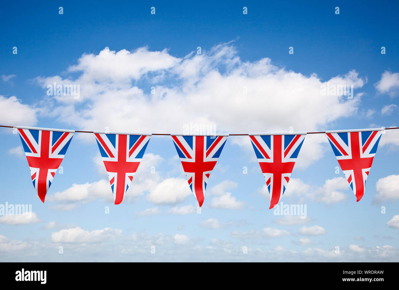 Union Jack bunting against a blue sky Banque D'Images