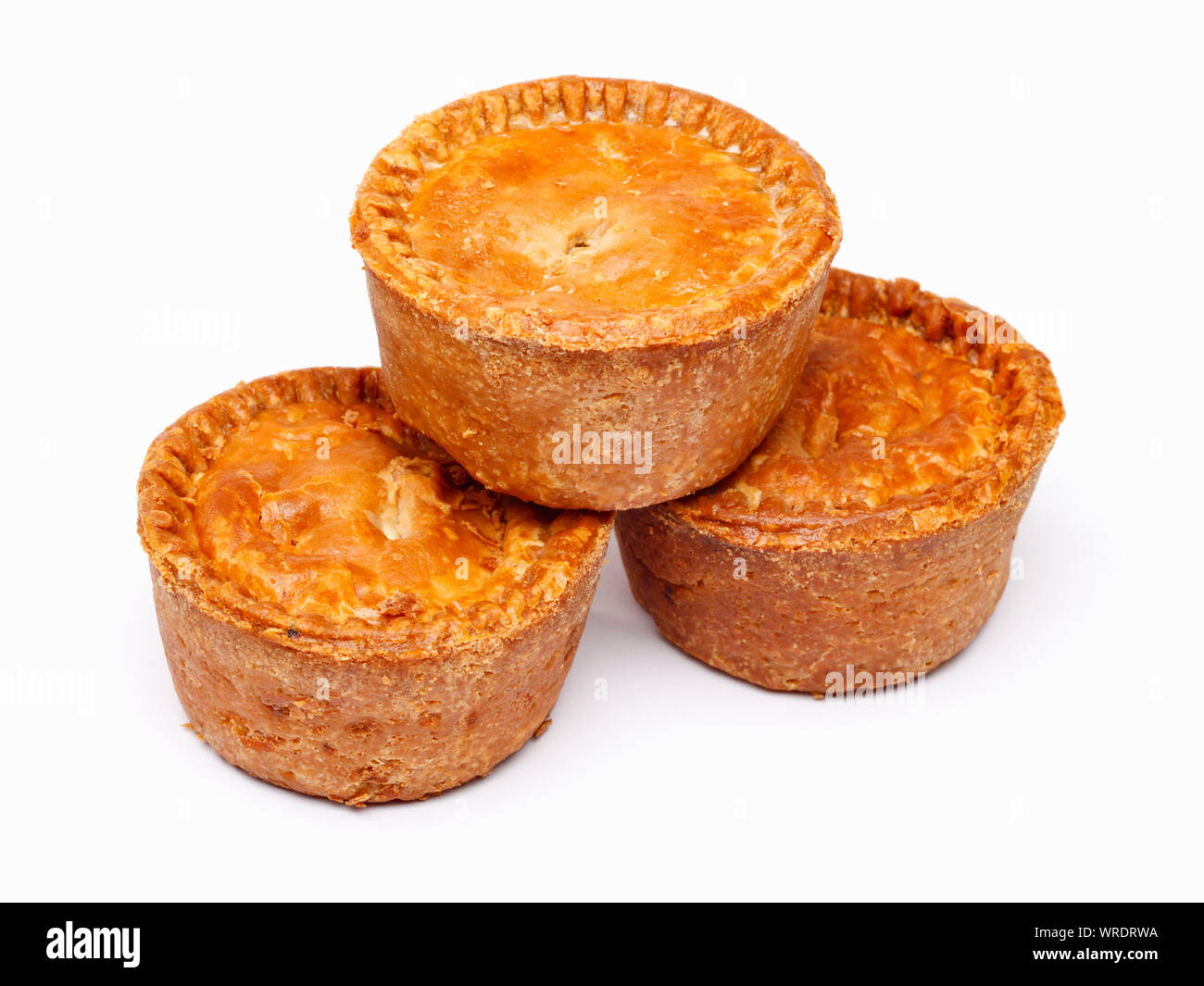 Tartes au porc, groupe de trois petites tartes entières sur fond blanc Banque D'Images