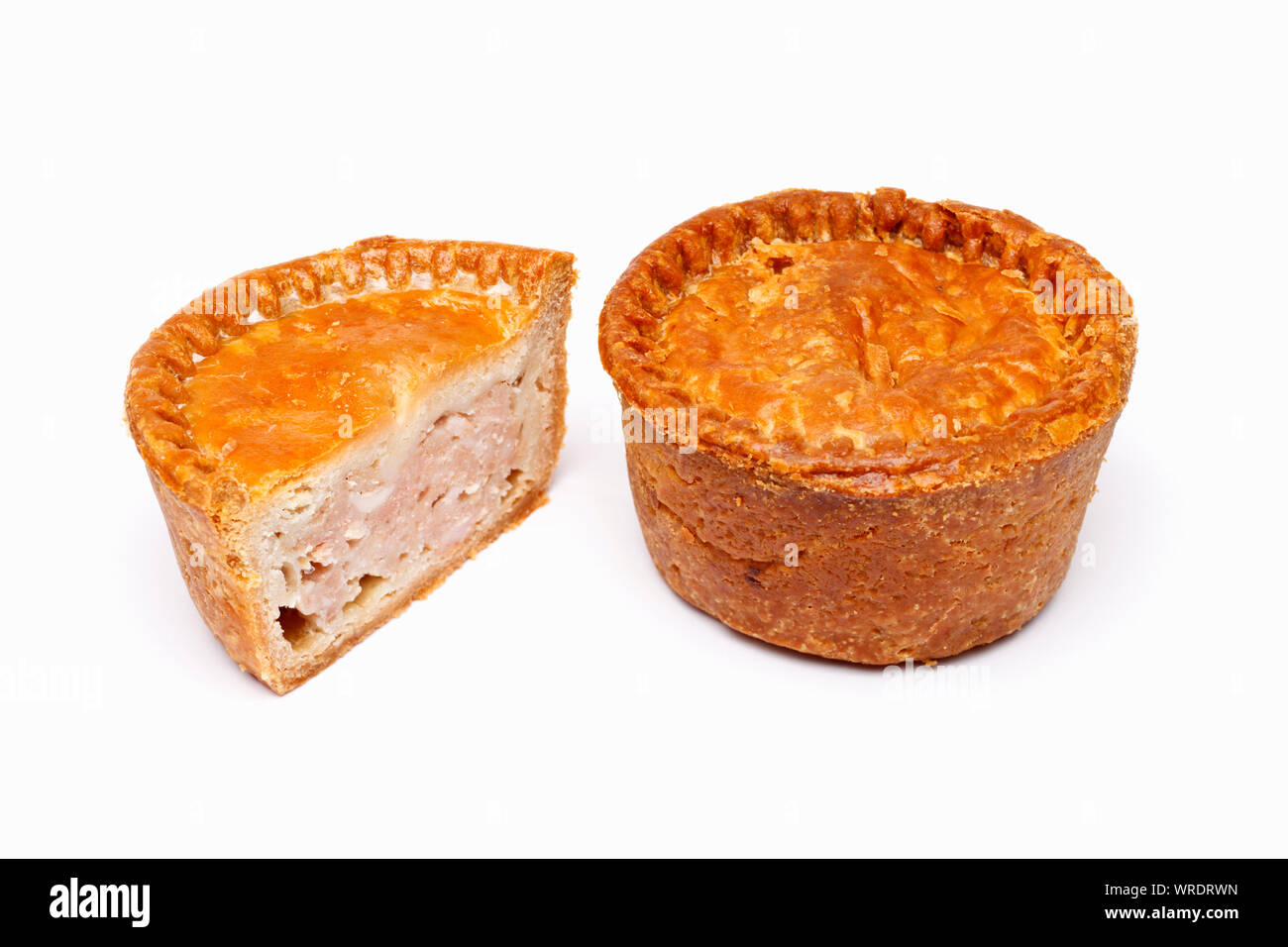 Pork pie britannique traditionnel, entières ou coupées en tranches dans la moitié montrant l'intérieur Banque D'Images