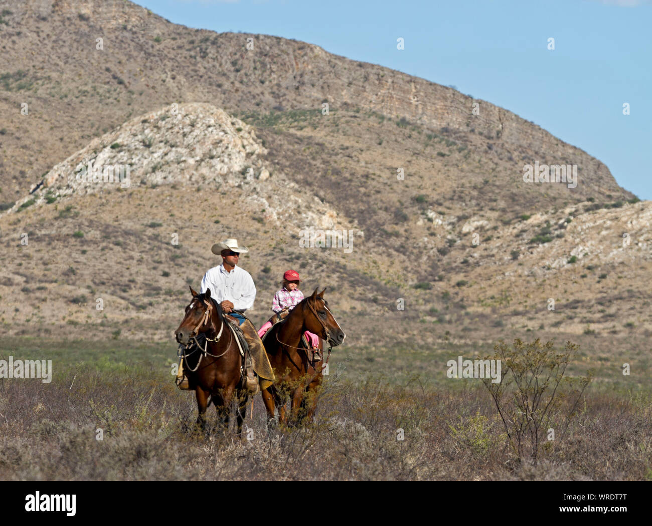 Éleveur et sa jeune fille de l'Ouest sur un ranch au Texas. Banque D'Images