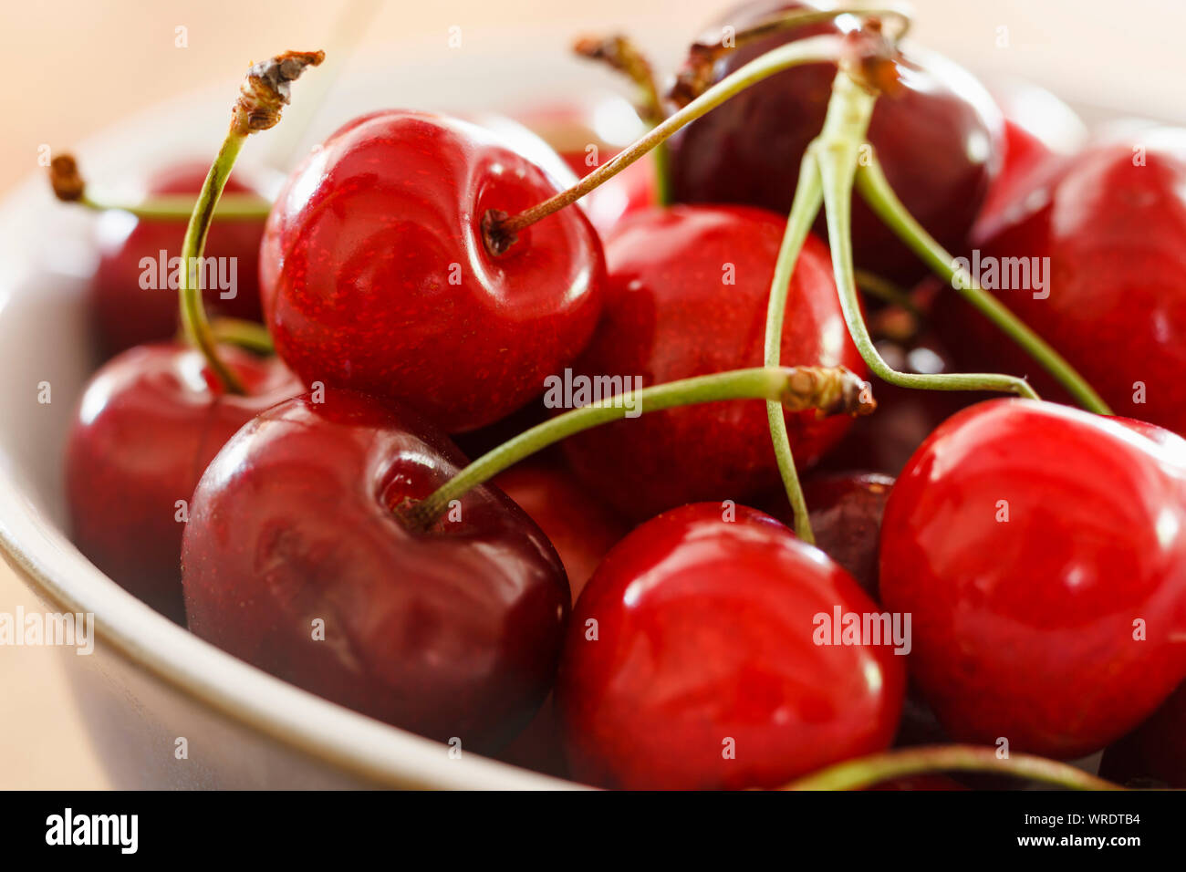 Bol de cerises rouges frais, Close up Banque D'Images