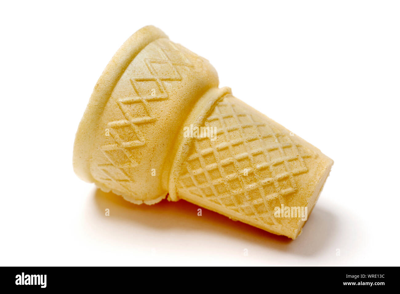 Ice cream cone couché sur le côté isolé sur fond blanc Banque D'Images