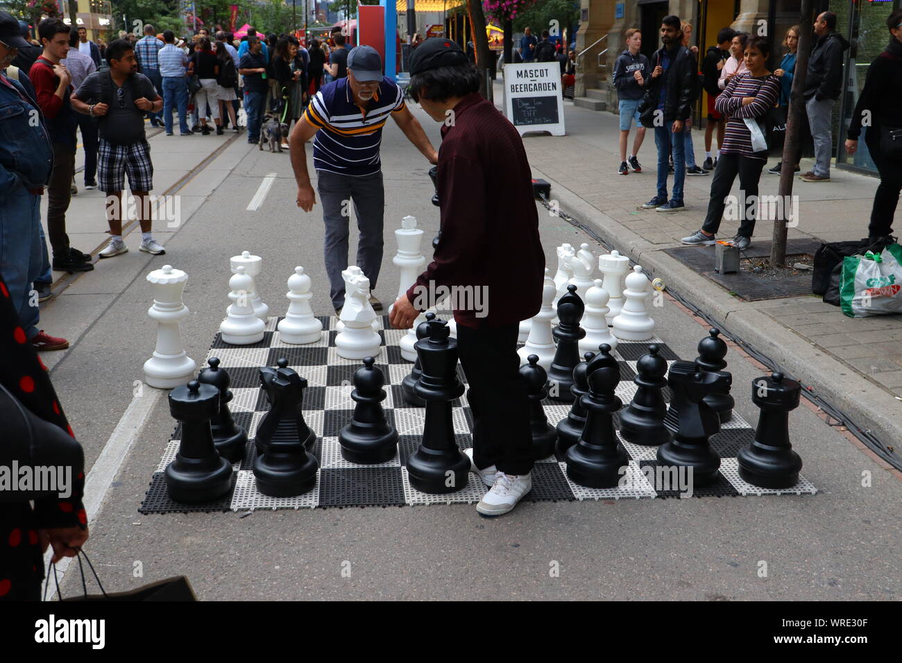 Deux hommes jouent aux échecs sur la rue King Street West à Toronto au cours de 2019 TIFF Banque D'Images